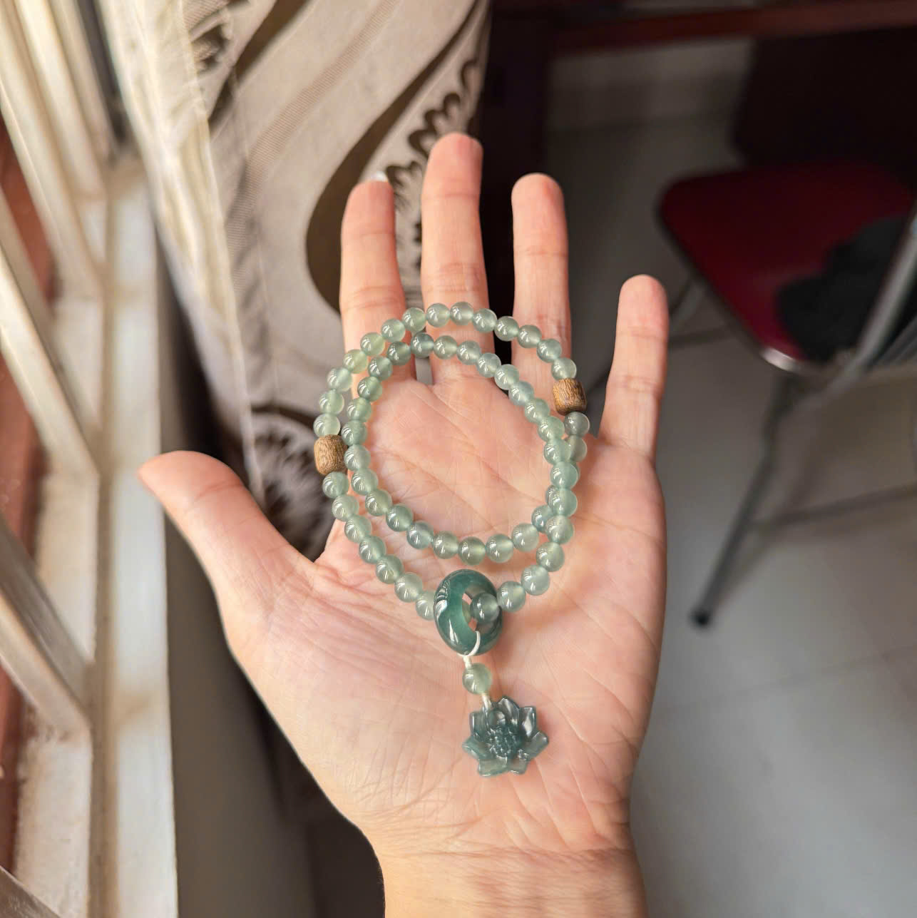 Mẫu phối chuỗi đeo đang được xem xét trên tay
